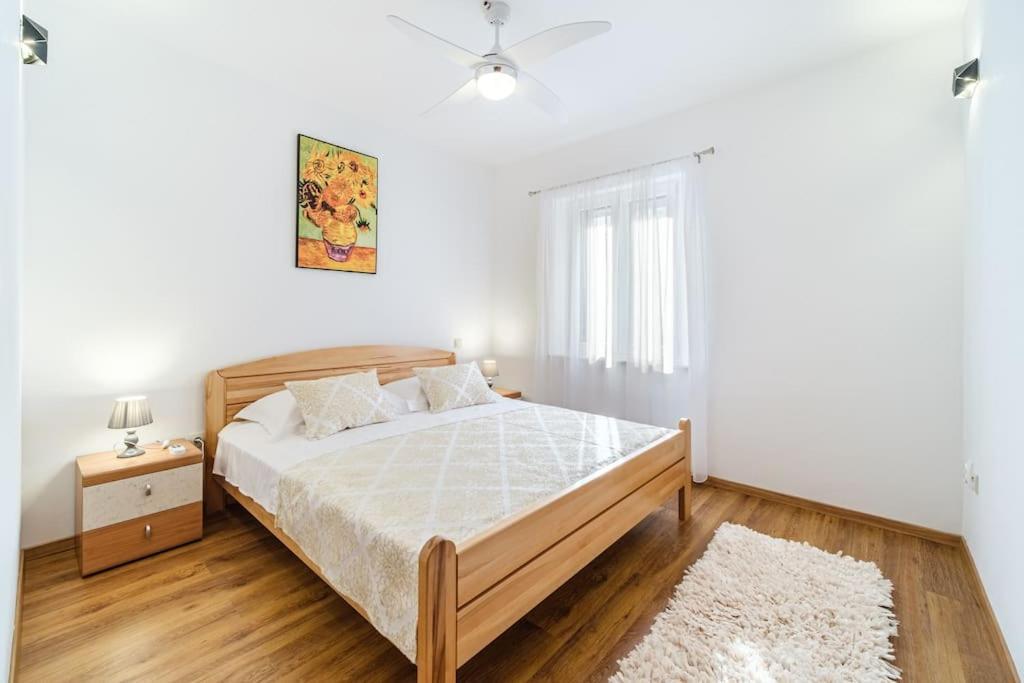 Peters Apartment Sutivan ภายนอก รูปภาพ